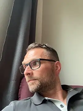 Perry_devot Show in webcam