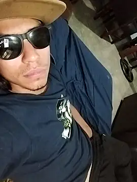 AlexAlejandro13 live XXX chat