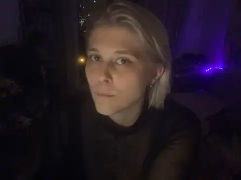 Ella_Bloom élő XXX-chatje