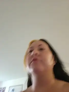 ImpressYouDaily élő XXX-chatje