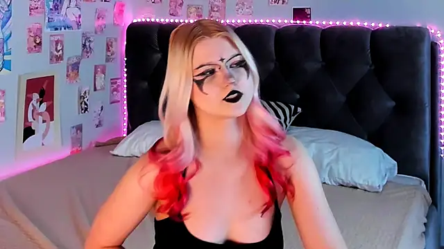 LunariaFox Adlı Modelin Canlı XXX Sohbeti