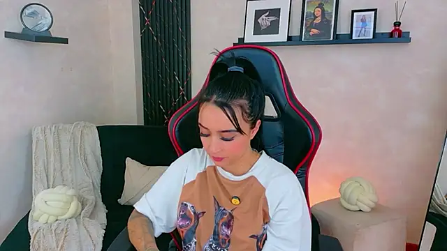 EmmyEvans1's Live XXX Chat
