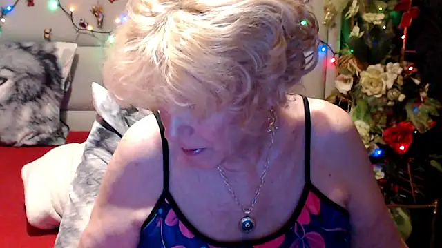HappyWomanOn's Webcam Show