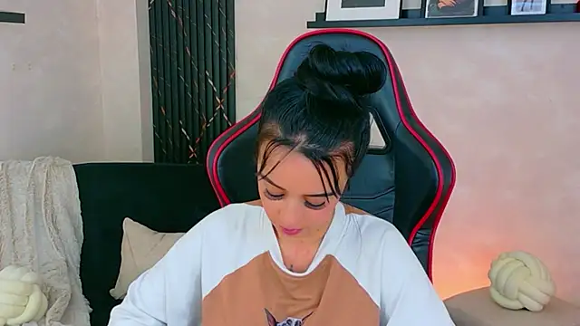 EmmyEvans1 Adlı Modelin Canlı XXX Sohbeti