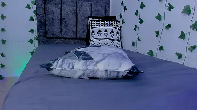 Chat +18 de Miaa_Garcia ao vivo