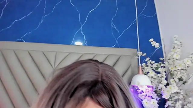 NaomiVelour Adlı Modelin Canlı XXX Sohbeti