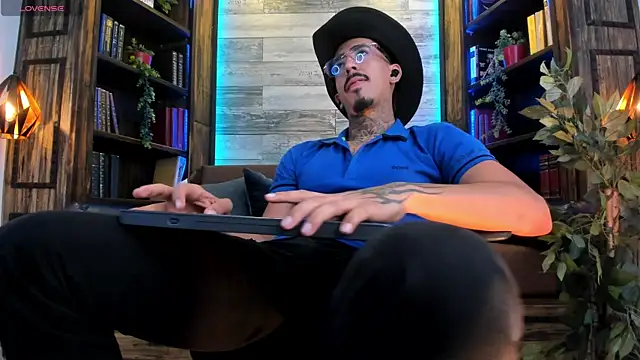 Donovan_Desmond Show in webcam