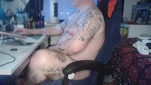 Вебкам-шоу Tattooed_Dilf_01