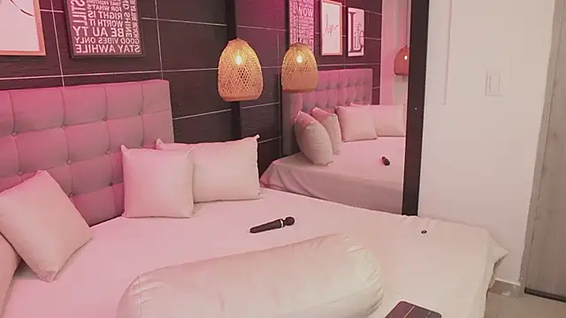 BellaLatinaTS' Live XXX Chat