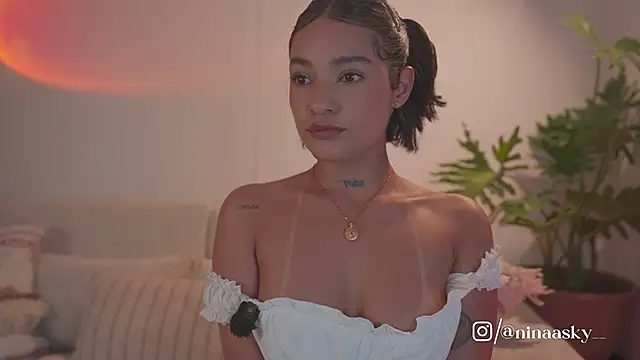 ninaa_sky Adlı Modelin Canlı XXX Sohbeti