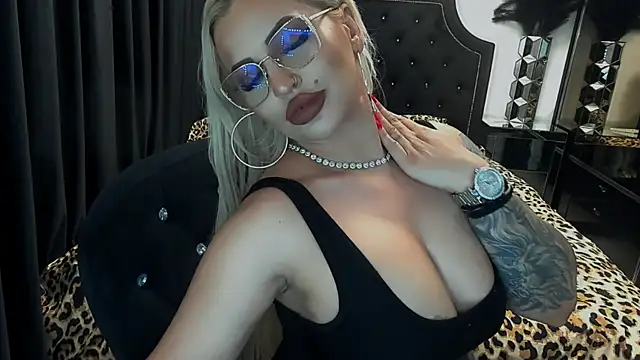LovelyBlondyxx: онлайн-секс-чат
