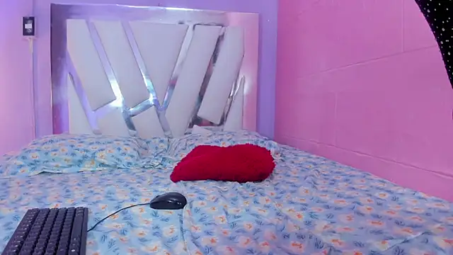 kiara_sexyhot's Webcam Show