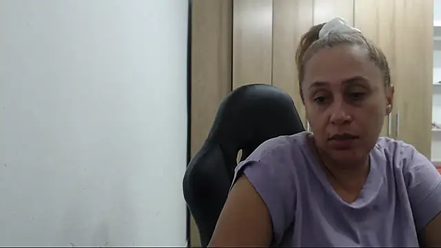 RoxanaLove9 XXX чат на живо