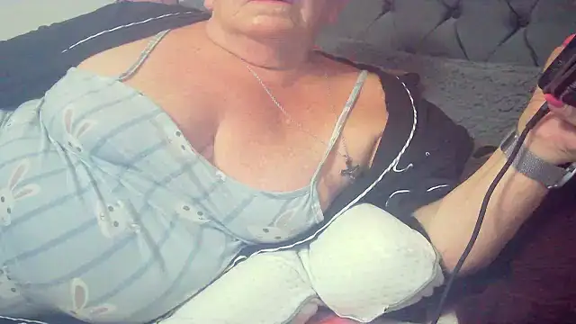 Playful_MILF_Demi webcam show