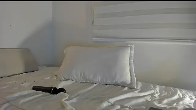 Annie_Velas_ Show in webcam