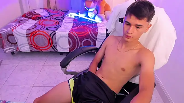 Aron_Boyy Adlı Modelin Canlı XXX Sohbeti