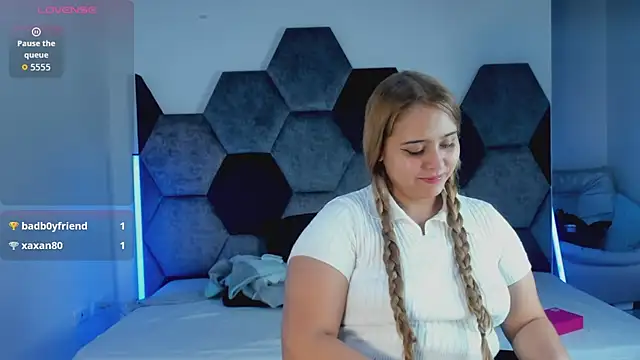 MikaelaStone Chat XXX in diretta