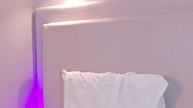 NaomiKlarc XXX чат на живо
