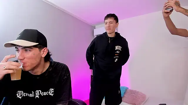 Handsomeboyss19's Live XXX Chat