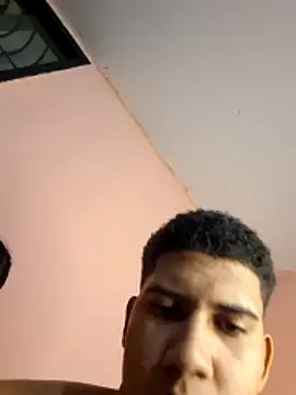 leo2052 live XXX chat