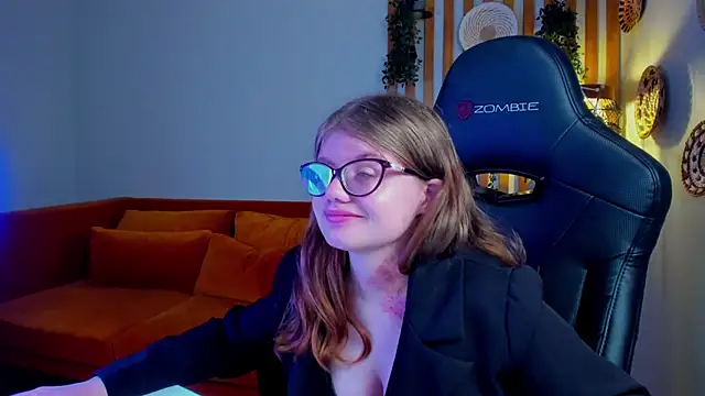 ChloeHalses Show in webcam