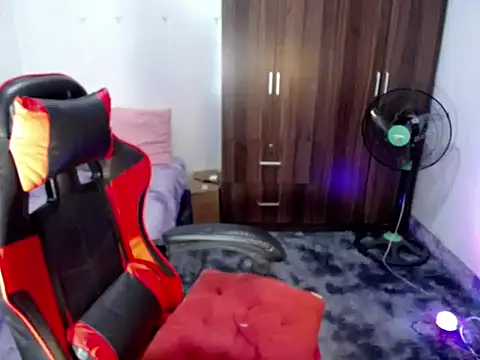 sofiathe1st Adlı Modelin Canlı XXX Sohbeti