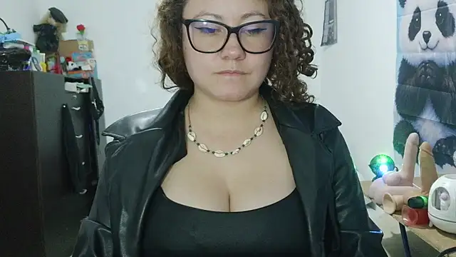 curly_greeneyed Chat XXX in diretta
