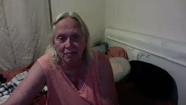 OldLadySara: διαδικτυακό σόου στην κάμερα