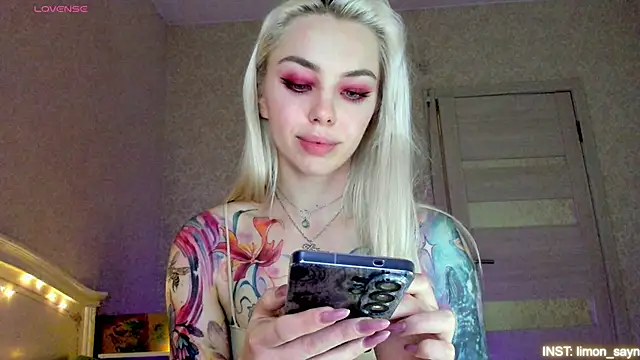 LillyMoure_'s Live XXX Chat