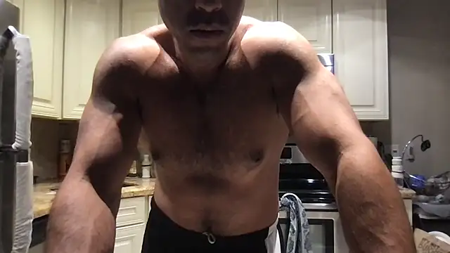 BigGuyMuscle 即時 XXX 聊天