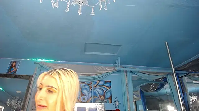 XXX chat uživo modela ADRIANNA_FOX