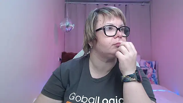 XXX chat uživo modela BonnnyBoobsy