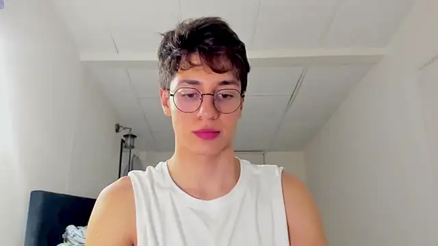Show modela kkatract na web-kameri