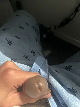 awesomemilkss Show in webcam