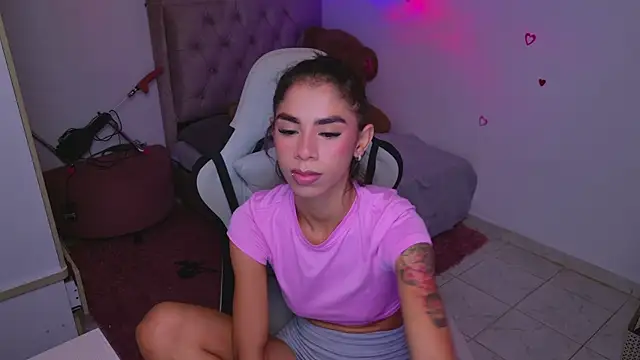 צ'אט XXX בשידור חי של BrunetteAdams001