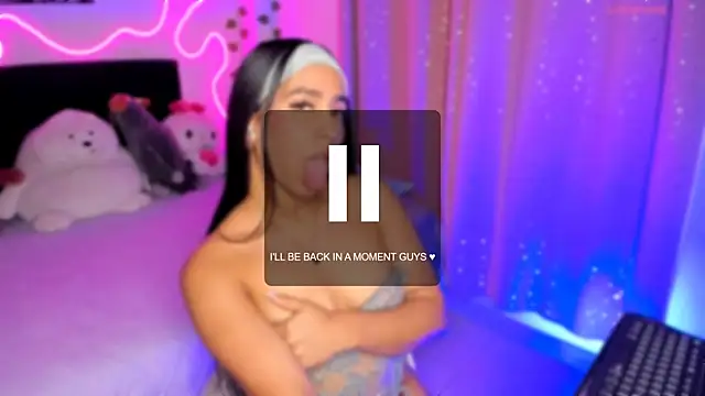 Vickysth Adlı Modelin Canlı XXX Sohbeti
