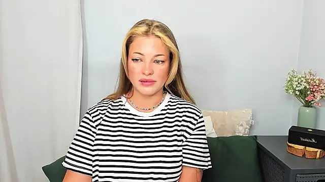 LilyBlondee élő XXX-chatje