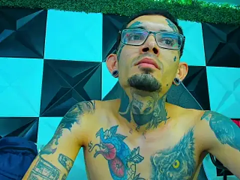 Boy_tatto77 即時 XXX 聊天