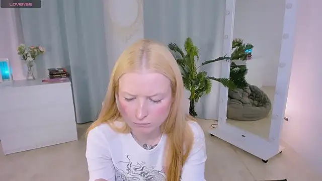 Laly_Peach élő XXX-chatje