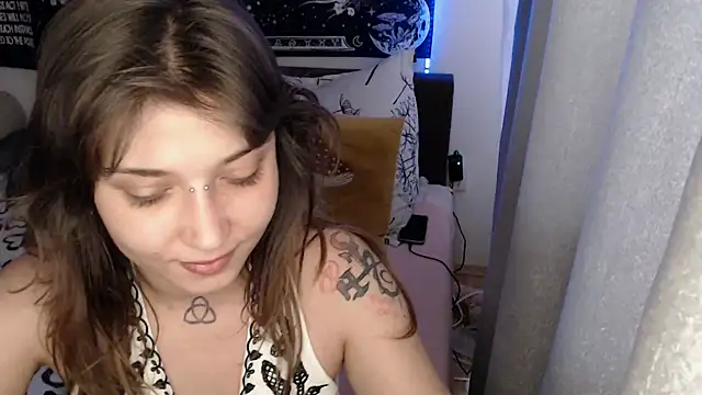 AlienforTwenty live XXX chat