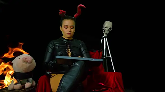 MistressSlut1 Show Webcam