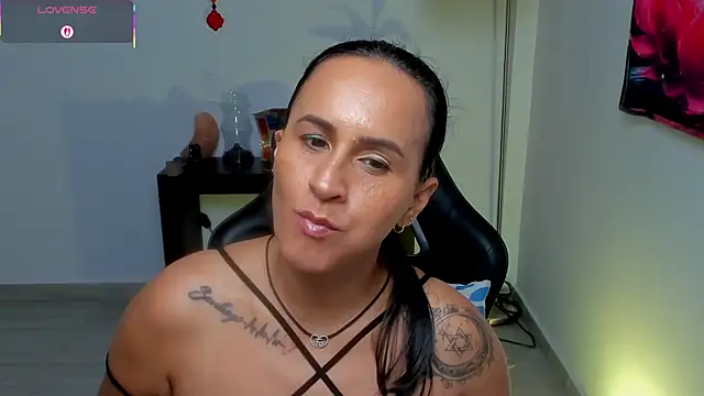 חדר צ'א ט בשידור חי של Sara_Charmy
