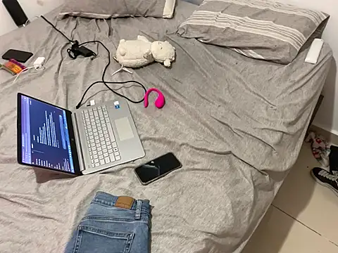 Sexicouple05's Live XXX Chat