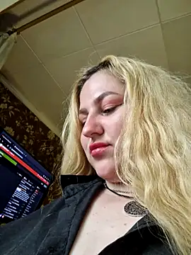 LianaJu élő XXX-chatje