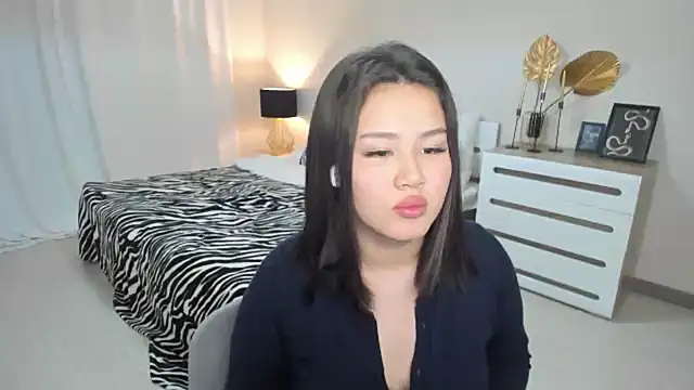 צ'אט XXX בשידור חי של Brunette_Charm