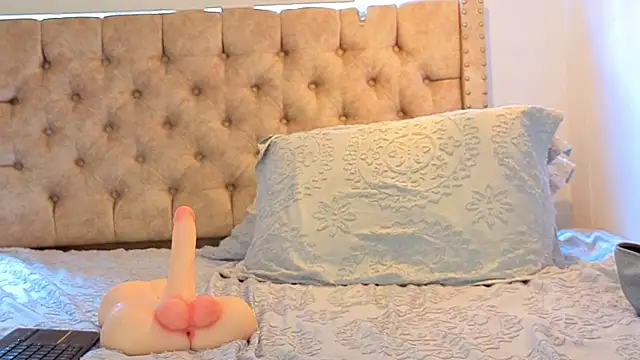 ValkiryMonts Show in webcam