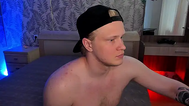 Cactus__James: διαδικτυακό σόου στην κάμερα