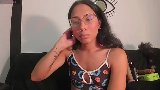 EmilyGomezLS Show in webcam