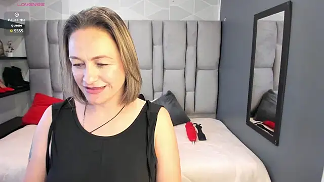 Chatroom XXX en direct de Charlot_milf