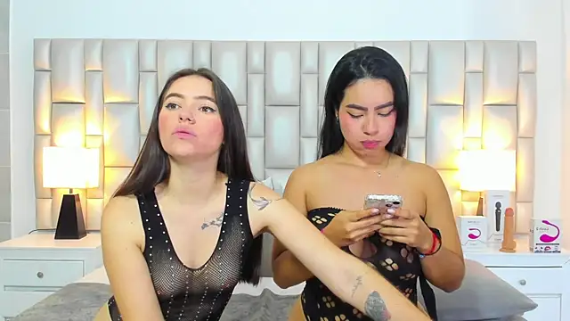 paola_katy_dicks' Live XXX Chat